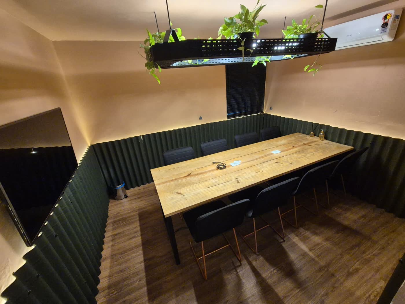 Sala Mangueira com mesa de madeira para oito pessoas e cadeiras pretas